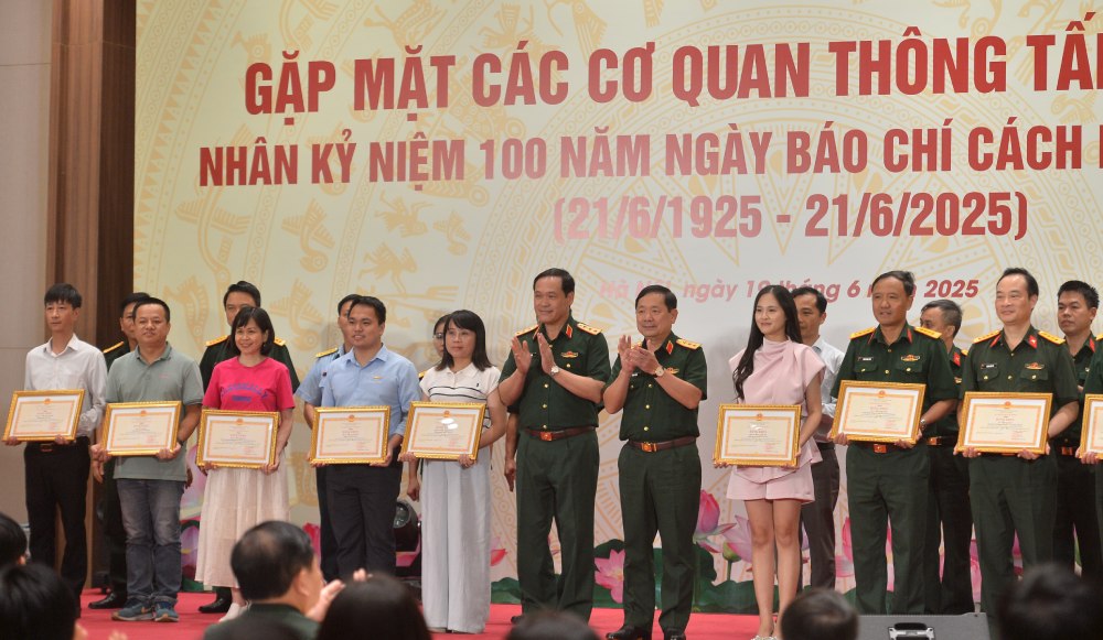 Cac Uy vien Trung uong Dang, Thu truong Bo Quoc phong: Thuong tuong Vu Hai San va Thuong tuong Le Huy Vinh trao tang Bang khen cua Bo truong Bo Quoc phong toi cac ca nhan co thanh tich xuat sac. Anh: Ai van