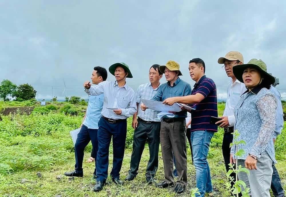 El equipo de supervision de la provincia del Consejo Popular de Gia Lai inspecciona los campos de las minas minerales. Foto: Lan Anh