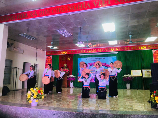 San khau hoa noi dung tuyen truyen phap luat ve dat dai qua tiet muc dan ca Muong cua phu nu xa Thuong Coc – mot cach lam sang tao, giup nguoi dan de tiep can va ghi nho cac quy dinh phap luat. Anh: DVCC
