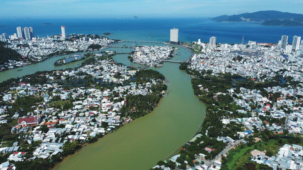 Desde una localidad con muchos proyectos suspendidos, Khanh Hoa esta eliminando gradualmente los cuellos de botella y transformando el potencial de la tierra en la fuerza impulsora del desarrollo. Foto: Huu Long
