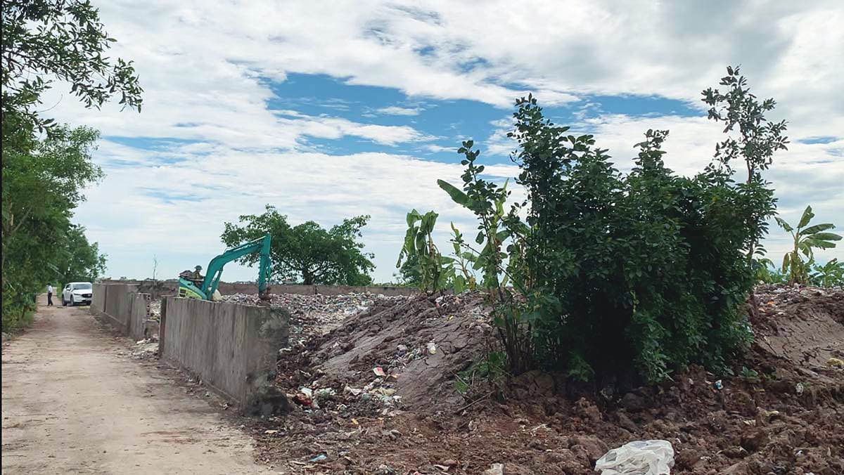 Xử lý khoảng 300 tấn rác ở bãi rác thôn Cự Trữ (xã Phương Định, huyện Trực Ninh, tỉnh Nam Định) sau khi Báo Lao Động phản ánh. Ảnh: Hà Vi
