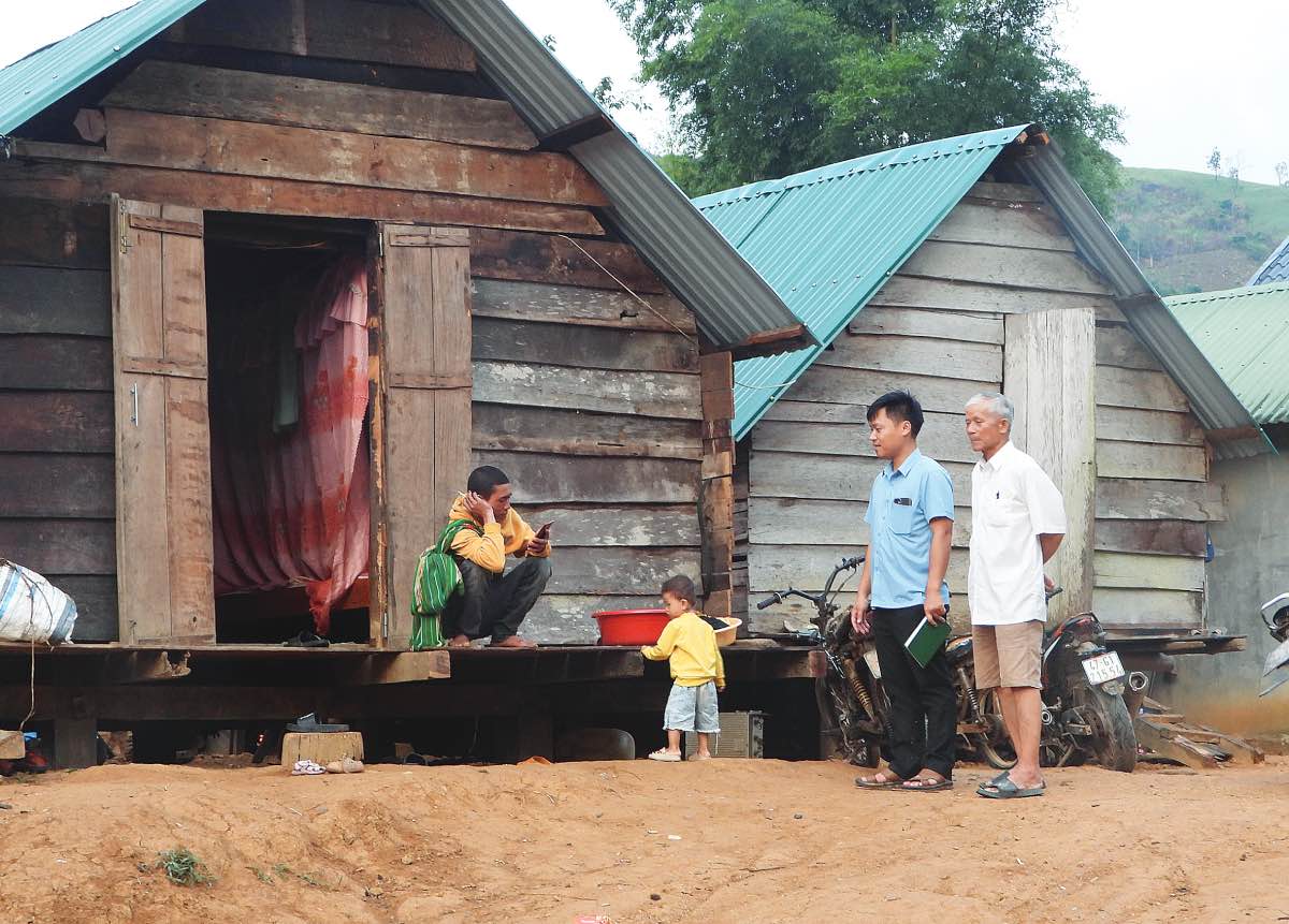 El periodista del periodico Lao Dong (camisa azul) a las aldeas y comerciantes en la provincia de Dak Lak aprende sobre la vida de las minorias etnicas. Foto: Bao Trung