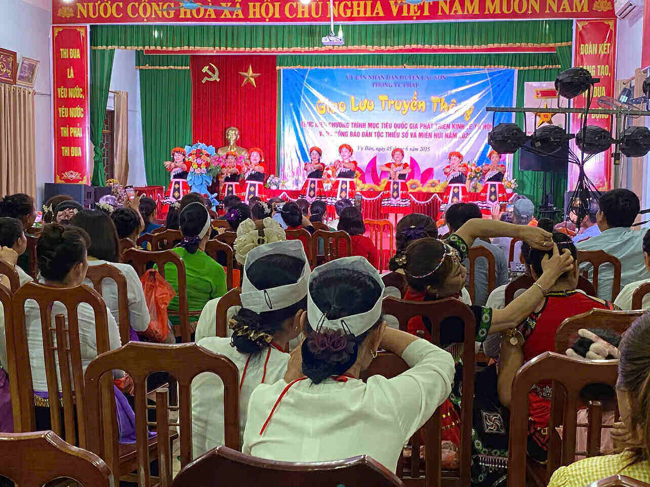 San khau hoa tuyen truyen phap luat ve bao ve moi truong tai Vu Ban (Lac Son) – cach tuyen truyen gan gui, hieu qua voi dong bao vung cao. Anh: DVCC