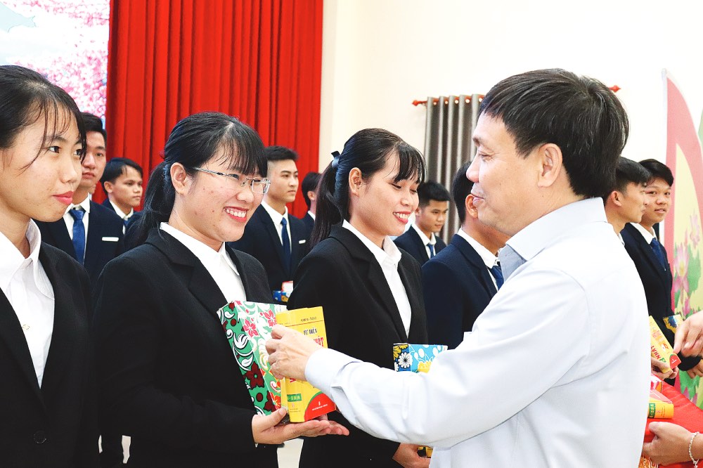 Ong Phan Van Thang - Pho Bi thu Thuong truc Tinh uy, Chu tich HDND tinh Dong Thap tang qua luu niem cho lao dong truoc gio len duong ra nuoc ngoai lam viec co thoi han. Anh: LUC TUNG