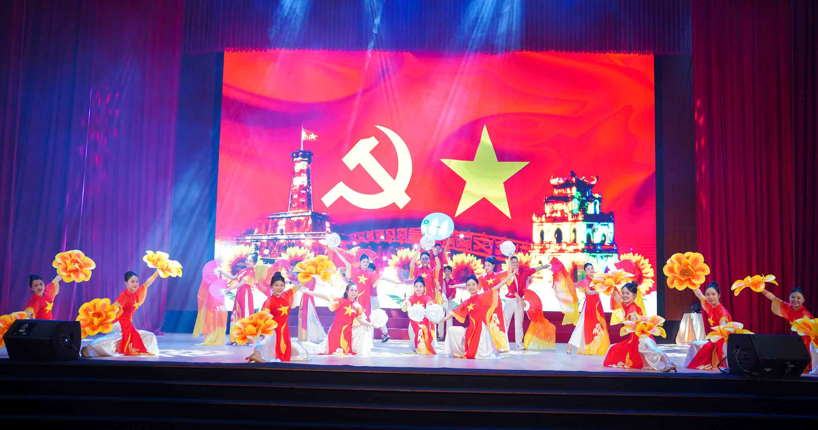 Hoi thi “Vu dieu tre - Thoi trang xanh” do Cong doan Khu kinh te Dong Nam to chuc. Anh: Duy Chuong