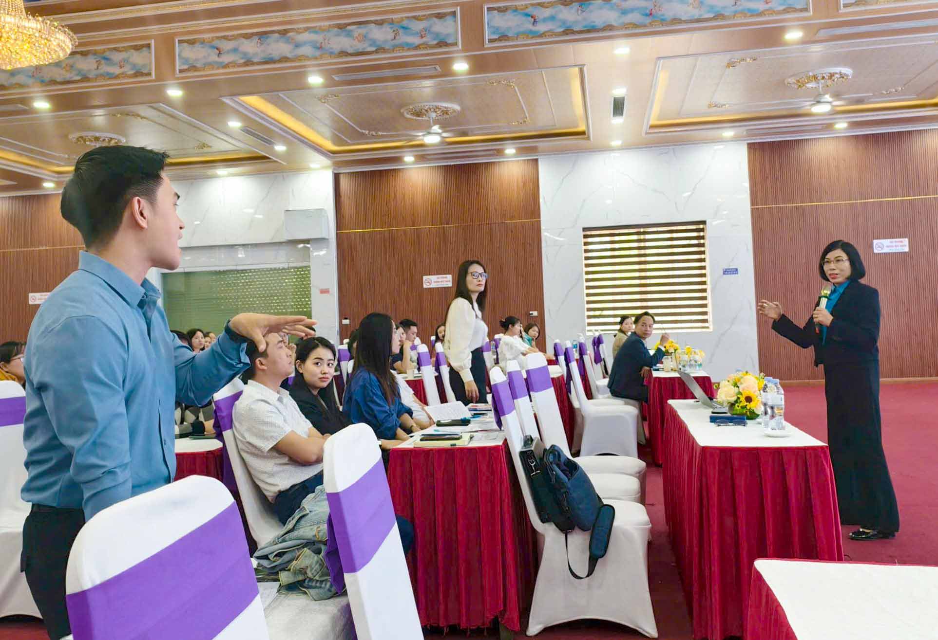 Mot buoi tu van phap luat lao dong cho can bo cong doan co so do Cong doan Khu kinh te Dong Nam to chuc. Anh: Duy Chuong