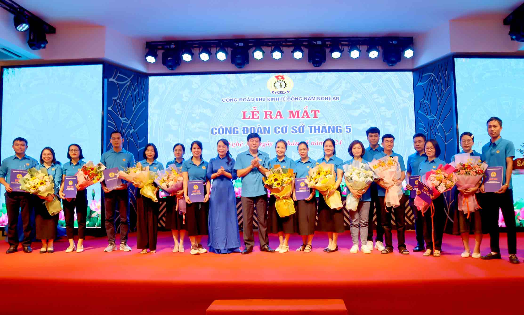 Trao quyet dinh thanh lap cong doan co so. Anh: Duy Chuong