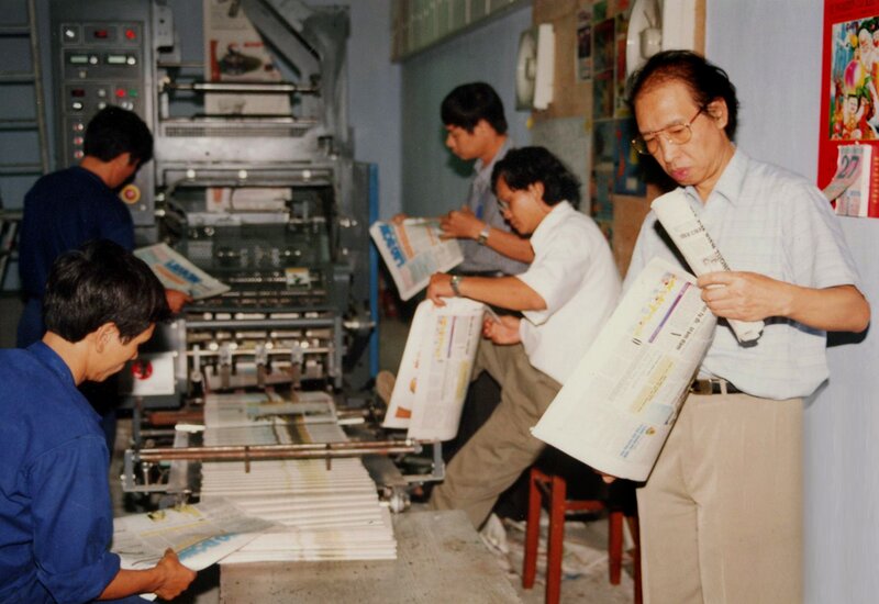 Dong chi Tong Bien tap Pham Huy Hoan kiem tra so Bao Lao Dong dau tien duoc in tai Da Nang nam 1996. Anh: Tu lieu Bao Lao Dong