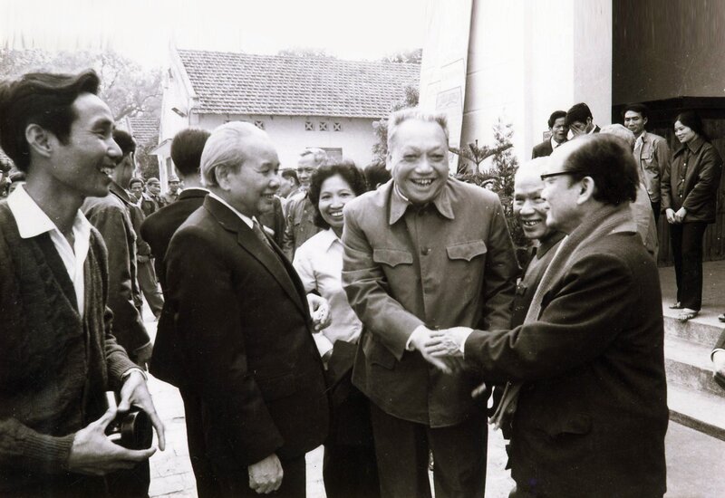 Cac dong chi Hoang Quoc Viet (phai), Ha Ke Tan, Le Quoc Than, Xuan Thuy toi du le ky niem 35 nam Bao Lao Dong nam 1978. Anh: Tu lieu TTXVN