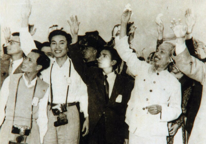 El tio Ho y los reporteros (el reportero Van Nhan mas tarde fueron editor adjunto, en el principal periodico laborista a la izquierda) en el aeropuerto de Gia Lam en 1962. Foto: Documento de VNA