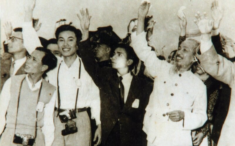 Uncle Ho with reporters (reporter Van Nhan later became the 2nd Deputy Editor-in-Chief of Lao Dong Newspaper on the left) at Gia Lam airport in 1962. Photo: VNA documents