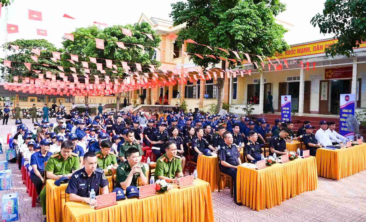 Customs propagates the law, promotes the role of the community in drug prevention. Photo: Customs Department