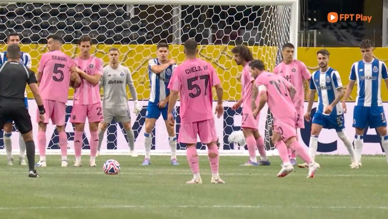 Messi anoto de un tiro libre. Fotos cortadas de FPT Reproducir videos