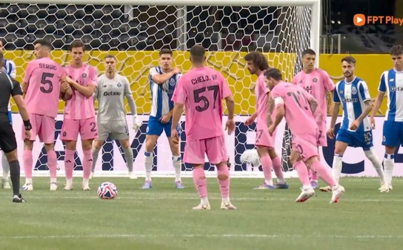 Messi scored from a free kick. Photo cut from FPT Play video