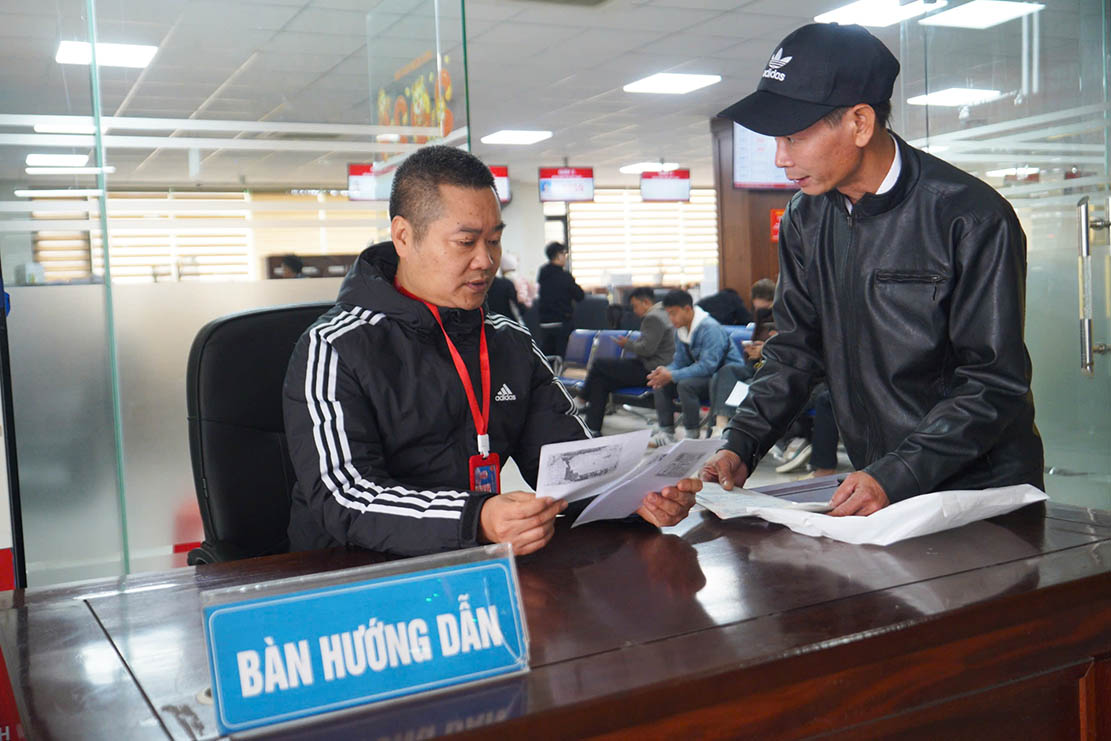 Nghe, una provincia requiere garantizar la solucion de procedimientos administrativos sin problemas en el proceso de organizacion del aparato. Foto: Quang dai
