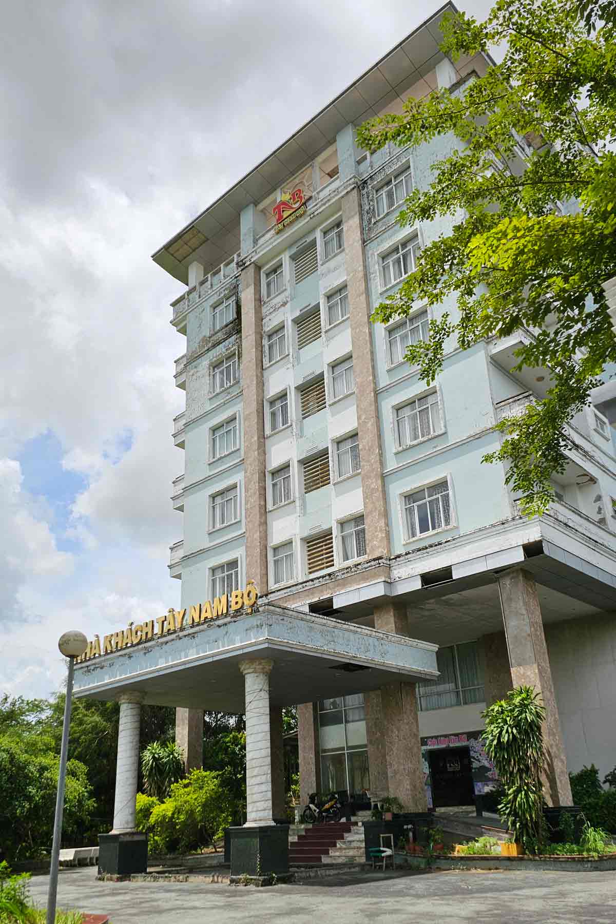 Nha khach Tay Nam Bo co quy mo 8 tang, sau cai tao se bo tri duoc 62 phong, dien tich su dung khoang 5.600m², tong kinh phi sua chua khoang 10,7 ti dong. Anh: Doan Hung