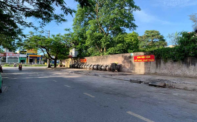 The Nguyen The Luc street garbage transfer point area was cleaned after being reported by Lao Dong Newspaper. Photo: Ha Vi