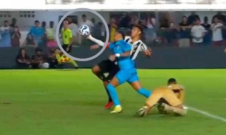 La situacion con su mano puso la pelota en la red de Neymar. Fotos cortadas del video