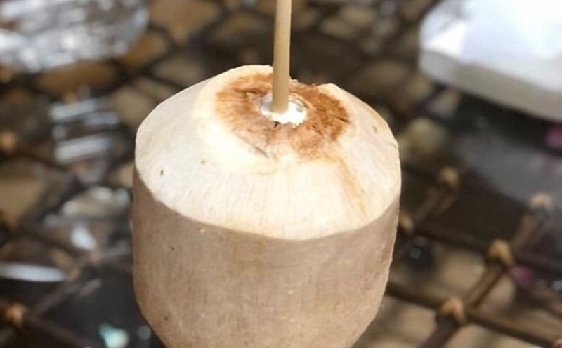 Drinking coconut water properly is good for your health. Photo: Thanh Thanh
