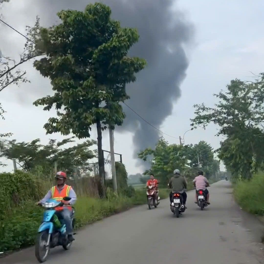 Canh khoi boc cao nghi ngut tu phia xuong san xuat nhua. Anh: Dong Hoang