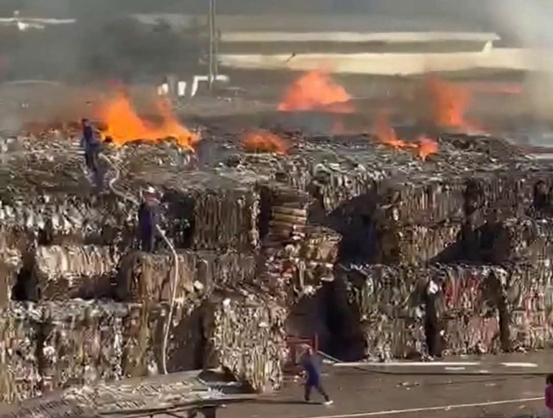 Las fuerzas funcionales blancas controlan el fuego en el patio del material de papel de HKB - HOA LU PAPE JUNT STOCK Company (Ninh Binh). Foto: Thu Phuong