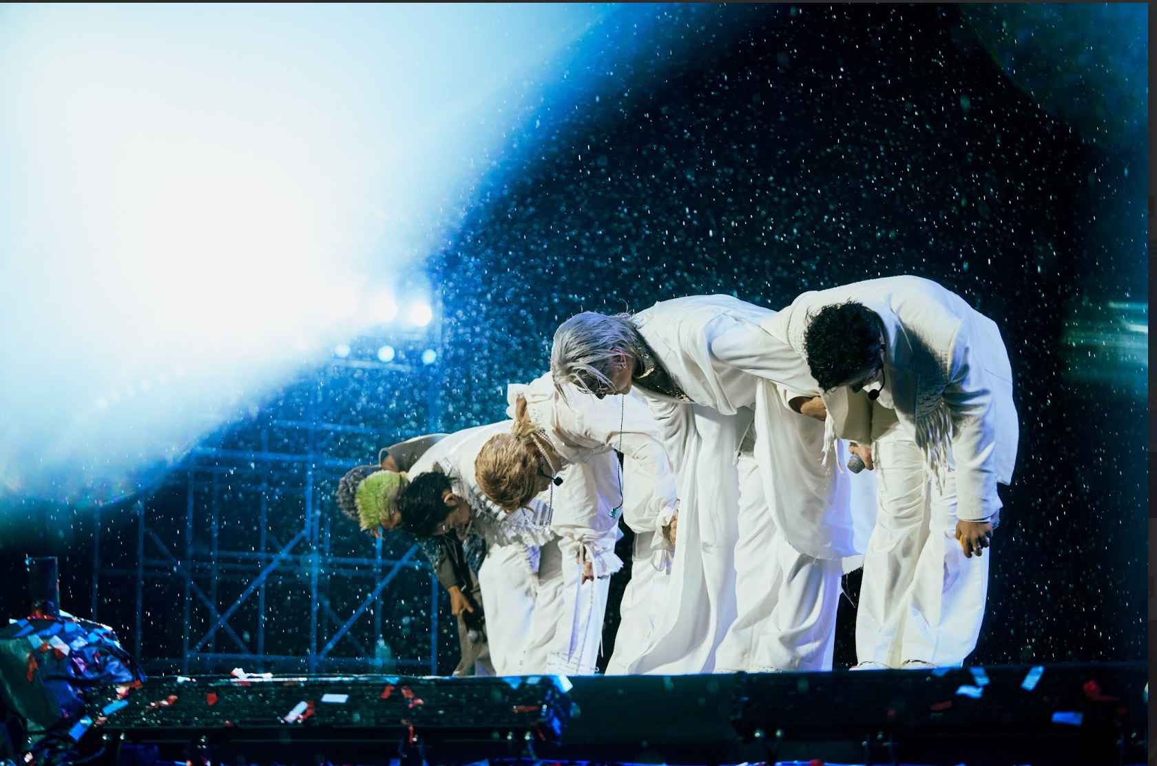 El grupo B.O.F agradecio al publico por el equipo de lluvia viendo el programa. Foto: Yeah1 Unidad.