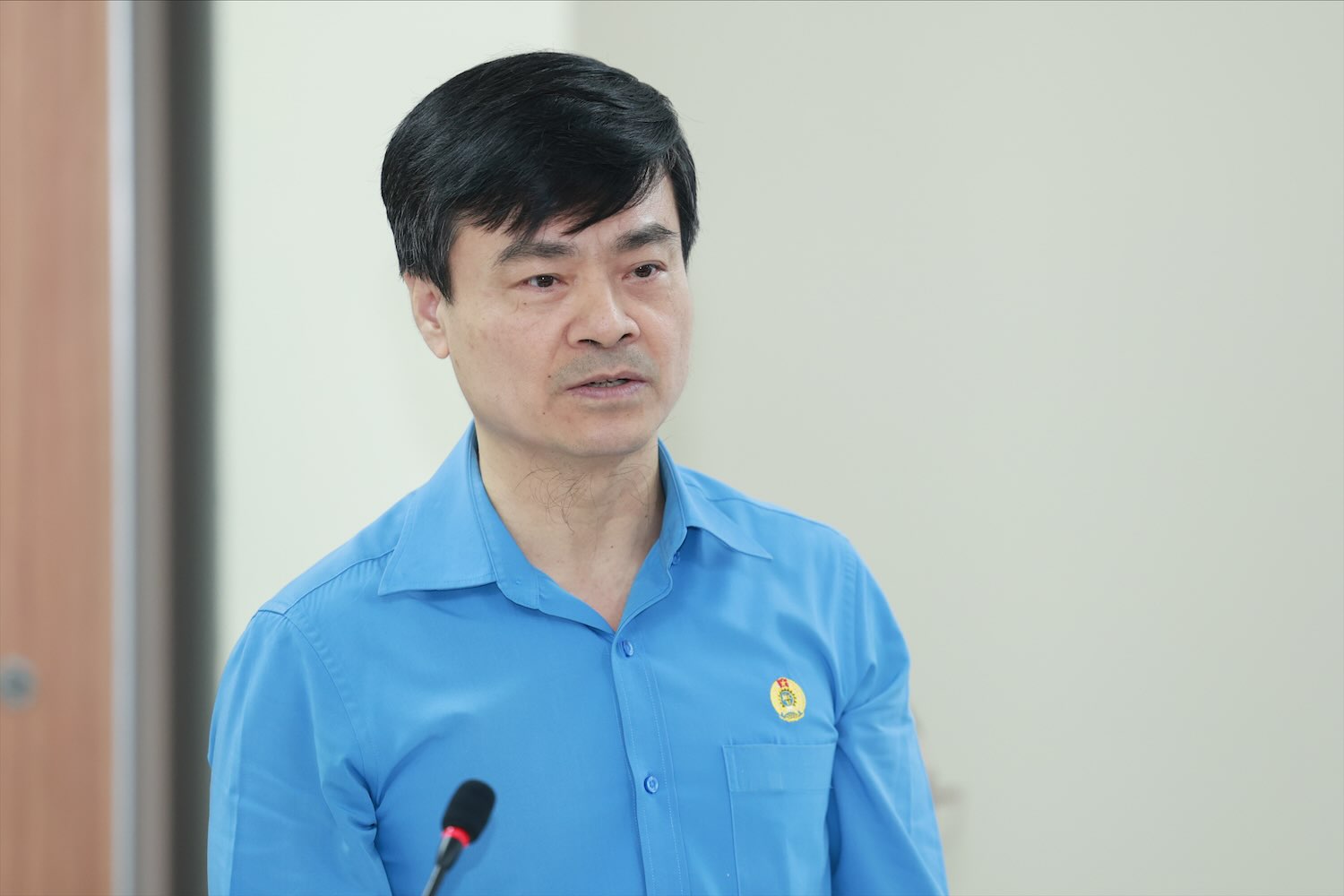 Ông Lê Văn Nghĩa - Trưởng Ban Quản lý dự án Thiết chế Công đoàn góp ý Tờ trình Tờ trình, Báo cáo kết quả hoạt động công đoàn 6 tháng đầu năm 2025. Ảnh: Hải Nguyễn