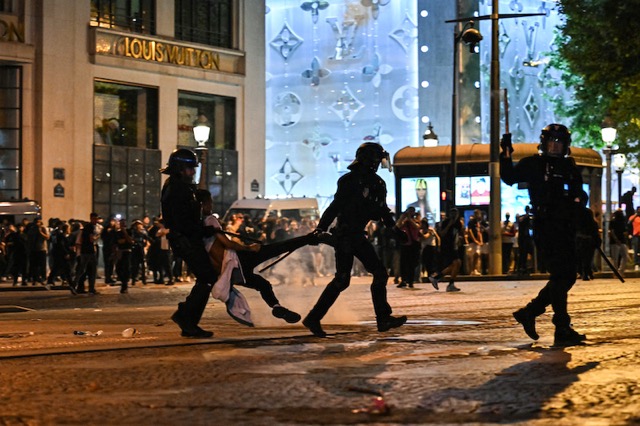 La Policia contra el Rio realiza la mision en el Boulevard de Champseledsees en Paris, despues de que los fanaticos del PSG celebraron el campeonato de la Liga de Campeones. Foto: AFP