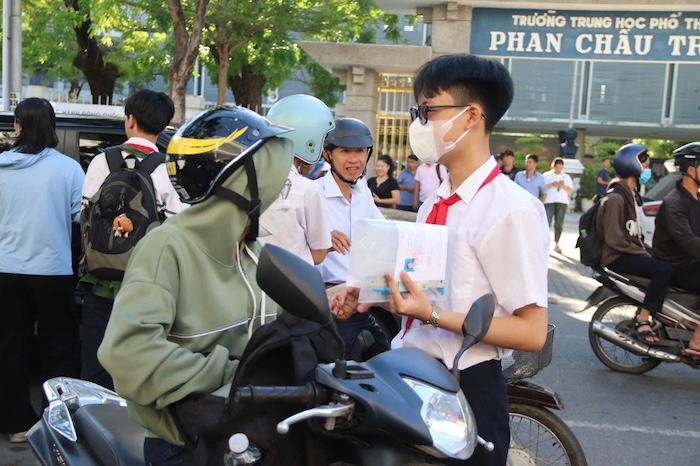 Thi sinh co mat tai diem thi tu 6h30 sang 2.6. Anh: Nguyen Linh