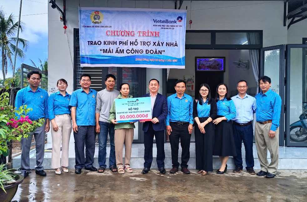 The union organized the handover of "Union Shelter" houses to union members in difficult circumstances in Krong Bong district. Photo: Tran Dien