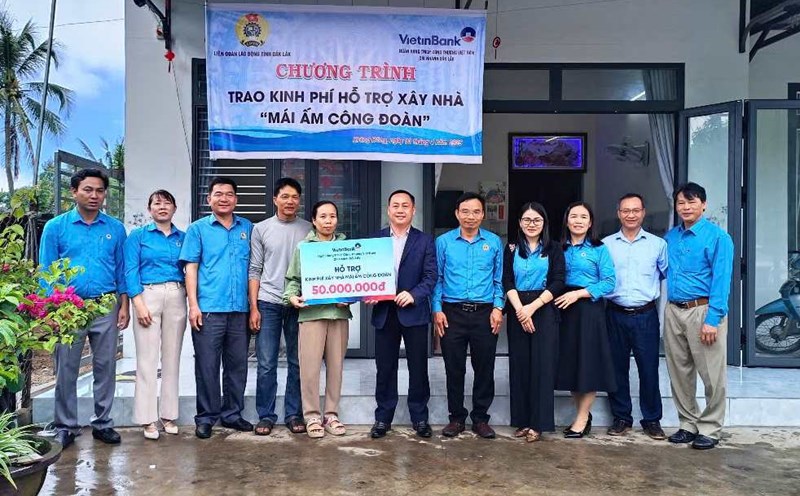 The union organized the handover of "Union Shelter" houses to union members in difficult circumstances in Krong Bong district. Photo: Tran Dien
