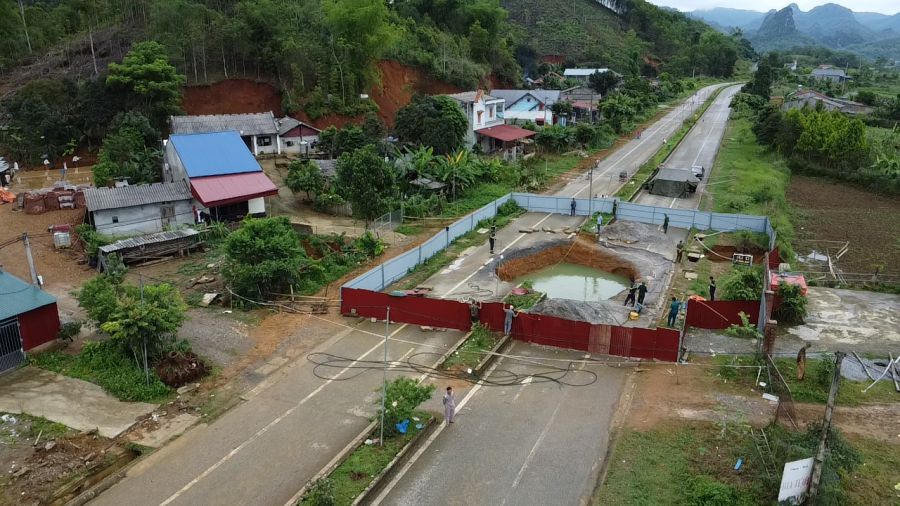 El pozo de muerte gigante entre la autopista nacional 3B pasa por el distrito de Na Ri (Bac Kan). Foto: Nguyen Hoan
