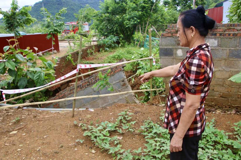 Mot goc tuong rao, sat voi ho tu than tren Quoc lo 3B cua ho ba Loc Thi Mai, xa Kim Lu bi sut lun, do sap. Anh: Nguyen Hoan