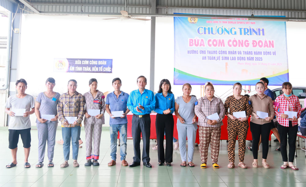 Lãnh đạo LĐLĐ tỉnh Tây Ninh trao quà cho công nhân lao động có hoàn cảnh khó khăn. Ảnh: Phương Dung
