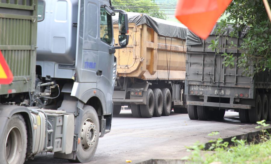 National Highway 15D is narrow but is subject to many heavy trucks carrying coal, causing unsafe traffic. Photo: Hung Tho