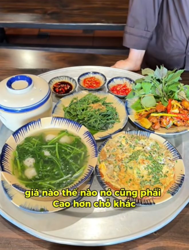 Mam com que voi gia khoang tu 90.000 dong - 150.000 dong/mon. Anh: Cat tu video