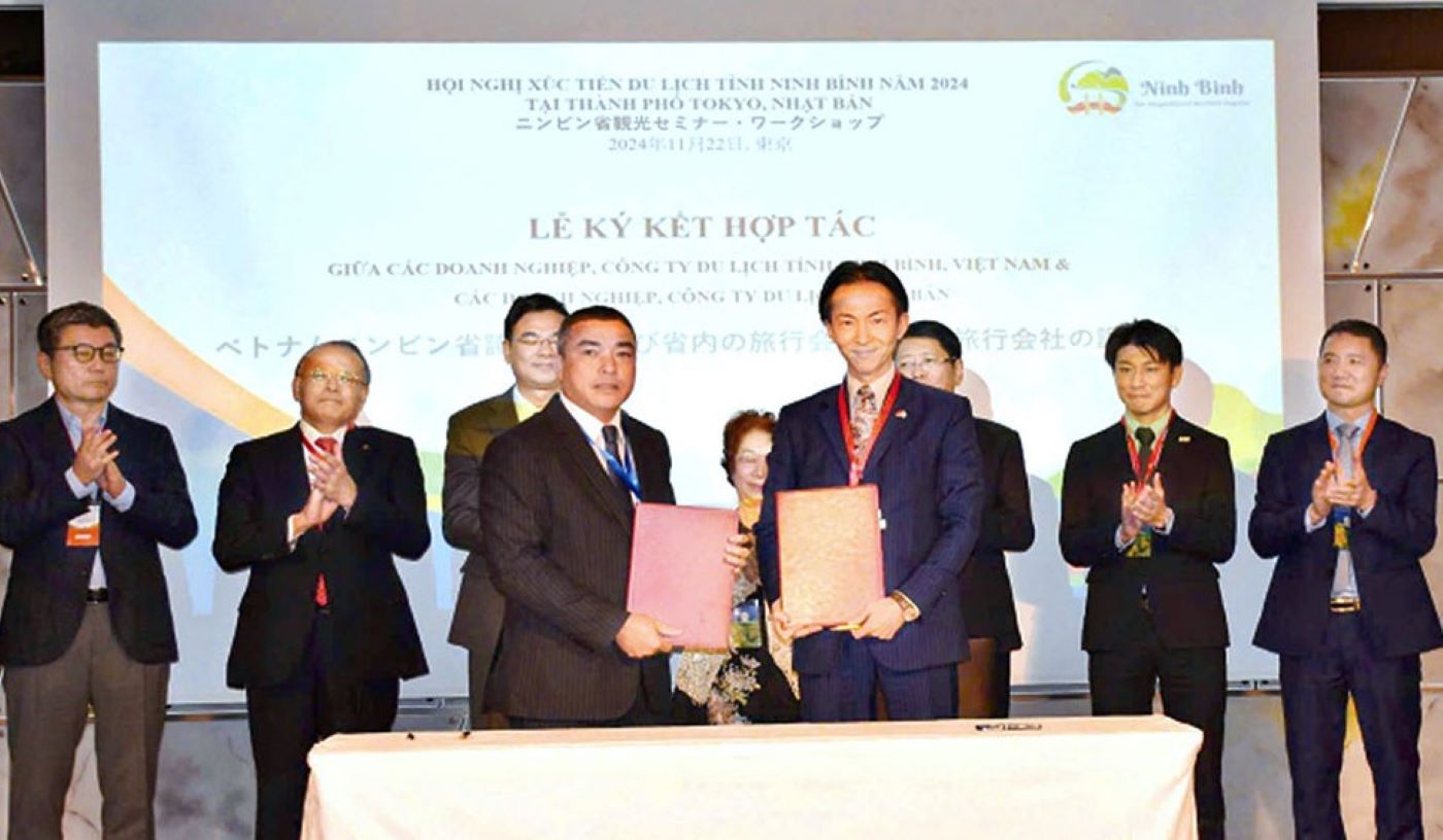 Firma el memorando del memorando de implementacion de la cooperacion del flujo de capital de IED entre la compañia de acciones conjuntas del servicio de turismo CUC Phuong y las compañias de viajes japonesas.