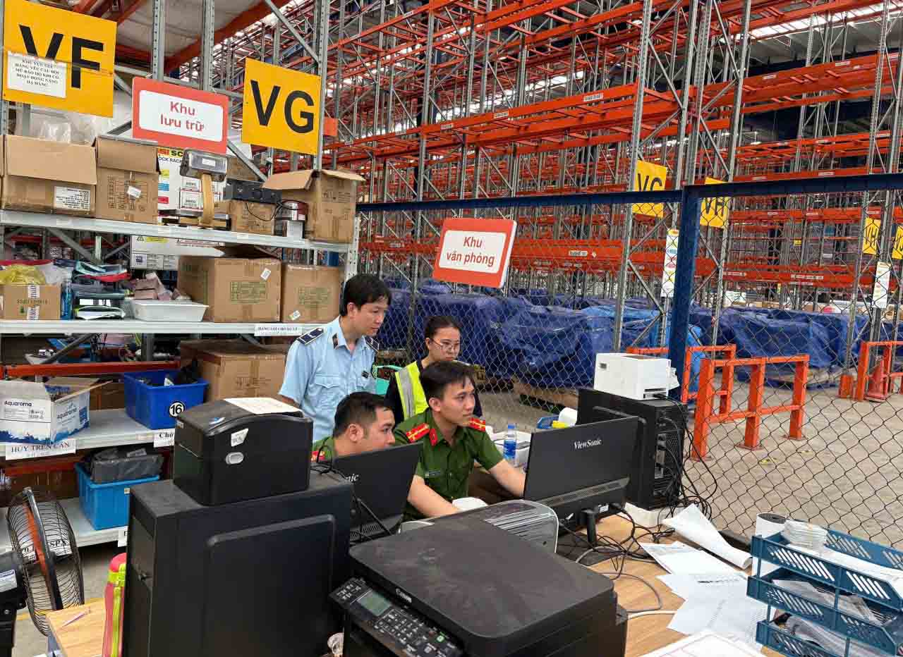 Casi 226,000 productos de todo tipo se llevaron a cabo temporalmente en Asia Company Joint Stock Company (BAC Ninh). Foto: Qltt Bac Ninh Provincia