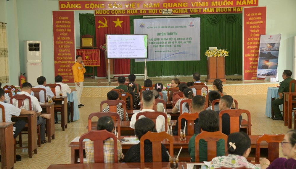 Can bo Cong ty Khi Ca Mau tuyen truyen bao ve an toan duong ong dan khi PM3 Ca Mau cho ngu dan dia ban Kien Giang. Anh: Tien Vinh