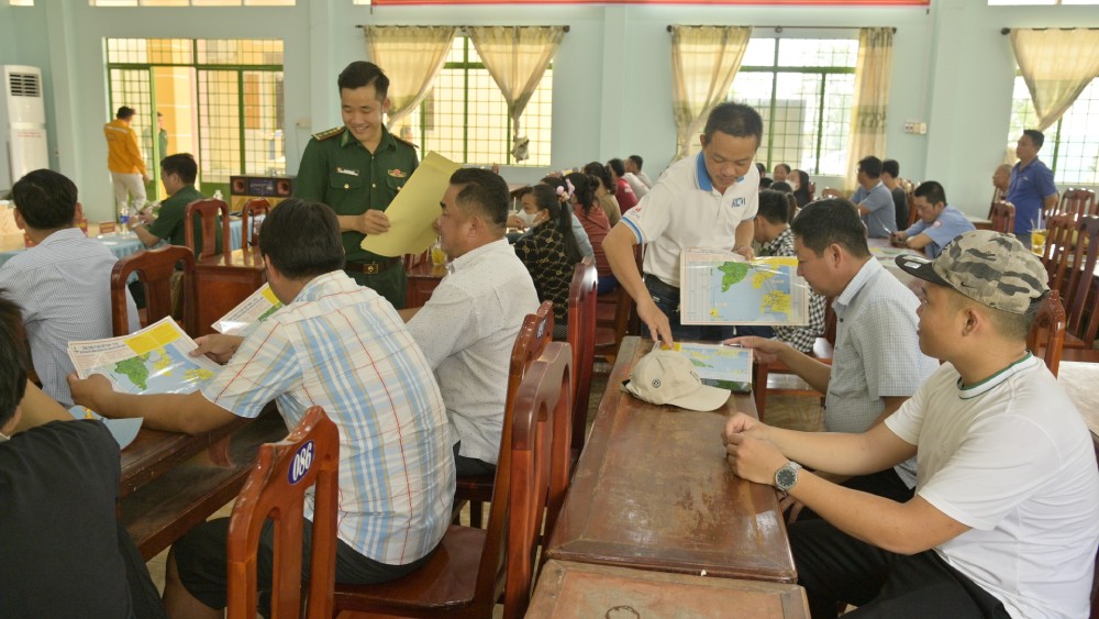 Propagacion y proteccion contra soberania, orden social y seguridad, fronteras, mar e islas y proteccion y seguridad de PM3 - Ca Mau Gas Wipeline en el mar para pescadores, propietarios de barcos y talentos en Kien Giang. Foto: Tien Vinh