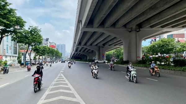 Hà Nội cần nghiên cứu kỹ khi triển khai phân làn cứng trên một số tuyến đường. Ảnh: Nguyễn Hải