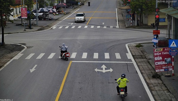 Las motos que cruzan una luz roja en la encrucijada de la ciudad de Thang, el distrito Hiep Hoa, la provincia de Bac Giang fueron multados con el frio. Foto: Policia de Bac Giang