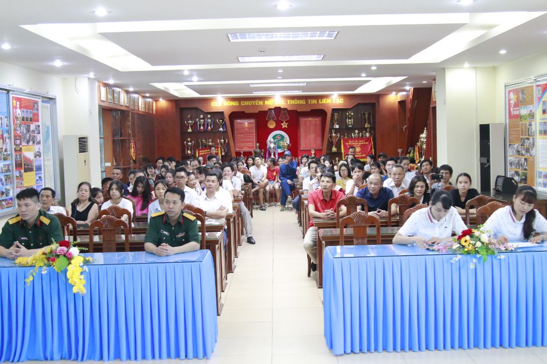 Toan canh ngay hoi tuyen chon van dong vien nang khieu” tai cau lac bo bong chuyen nu Binh chung Thong tin - TCT Dong Bac. Anh: BCTT A4,5