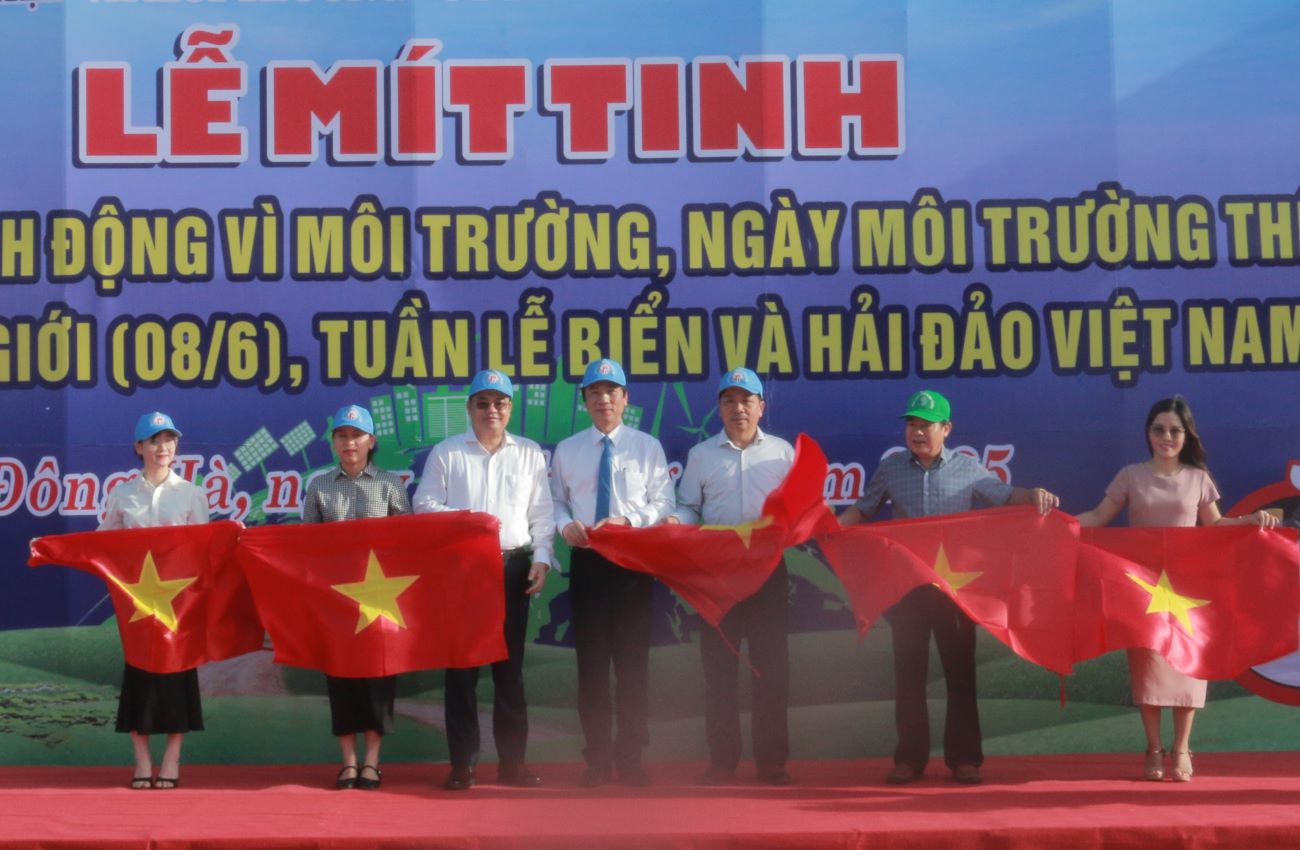 Quang Tri launched the Month of Environmental Action and presented the national flag to fishermen. Photo: Hung Tho