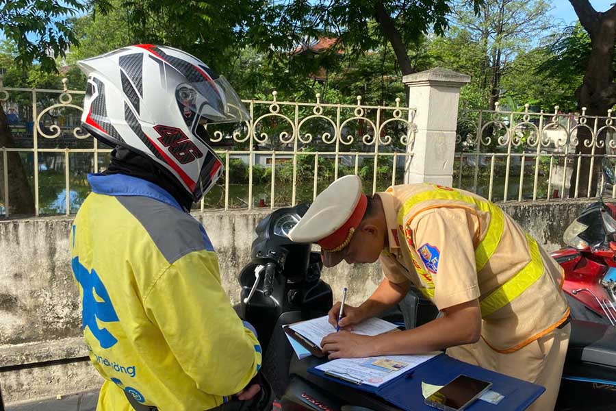 To cong tac Doi CSGT duong bo so 6 xu ly nhieu truong hop di nguoc chieu, di xe tren via he. Anh: Tien Trach