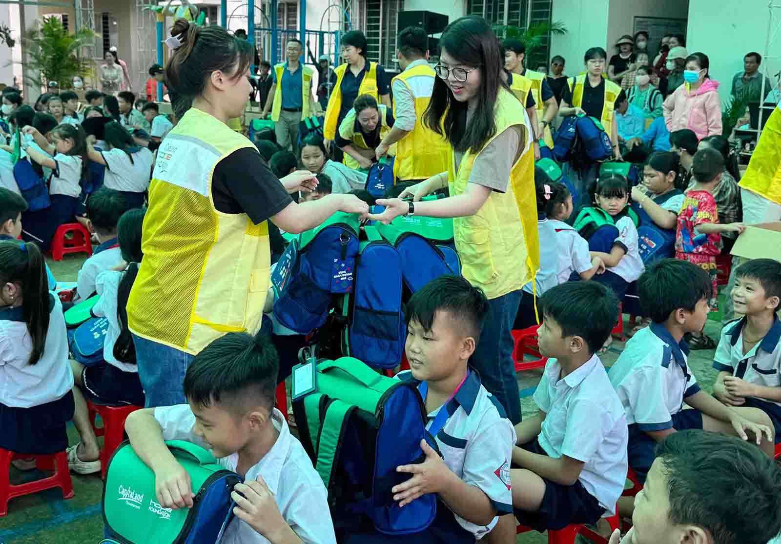 Nearly 100 volunteers who are employees of CLD (Vietnam) and The Ascott Limited presented learning tools and participated in outdoor activities with students. Photo provided by CapitaLand.