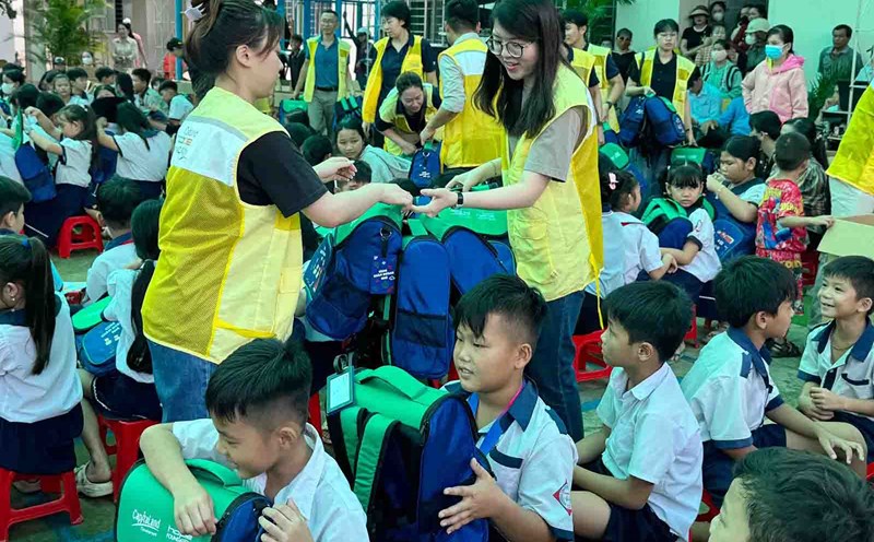 Nearly 100 volunteers who are employees of CLD (Vietnam) and The Ascott Limited presented learning tools and participated in outdoor activities with students. Photo provided by CapitaLand.