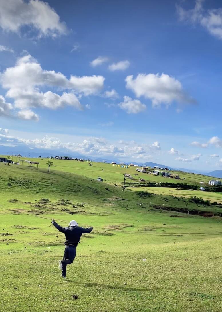 Nam du khach tre hoa minh vao thien nhien tren thao nguyen Bui Hui. Anh: Pham Thanh Cong