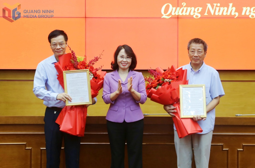 Ms. Trinh Thi Minh Thanh - Standing Deputy Secretary of the Provincial Party Committee, Chairman of the People's Council of Quang Ninh province - presented the decision to Mr. Tran Van Ninh and Mr. Nguyen Van Hung (right). Photo: Quang Ninh Provincial Media Center