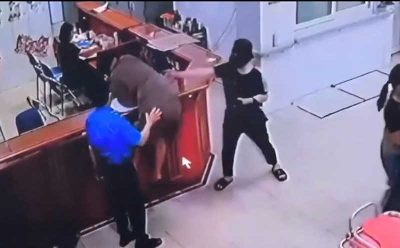 The man walked through the counter to complete the procedures to attack medical staff at Nghe An General Hospital. Photo cut from clip